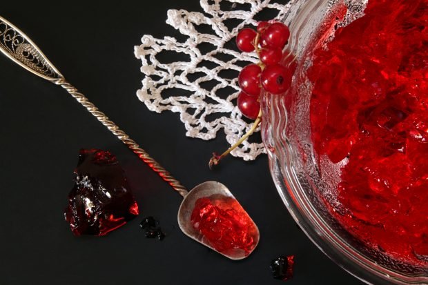 Redcurrant jelly with gelatin