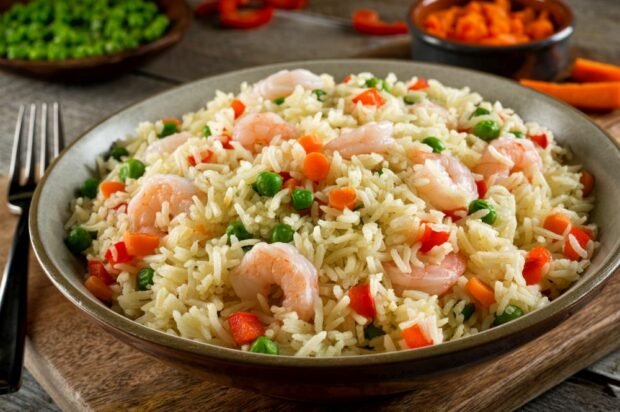 Rice with shrimp and vegetables in a slow cooker