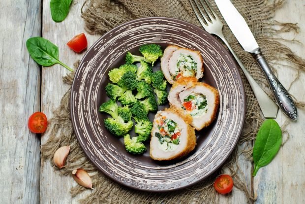Roulet from turkey with vegetables and ricotta