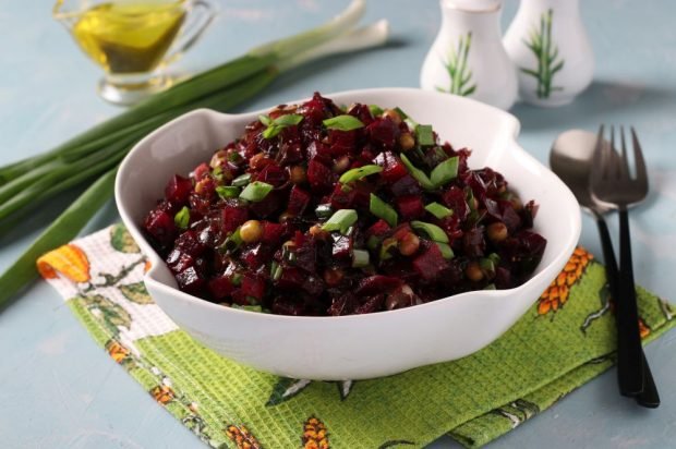 Salad of seaweed, beets and green peas