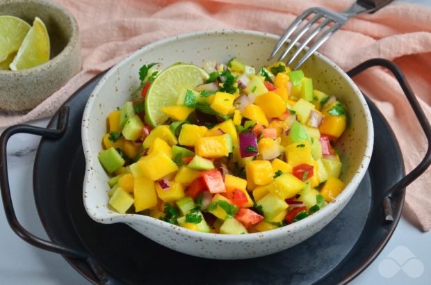 Salad Salsa with apples and mangoes