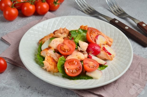 Salad with baked salmon and cherry Salad with baked salmon and cherry