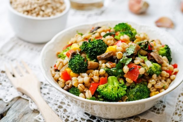 Salad with barley cereal and mushrooms Salad with barley cereal and mushrooms