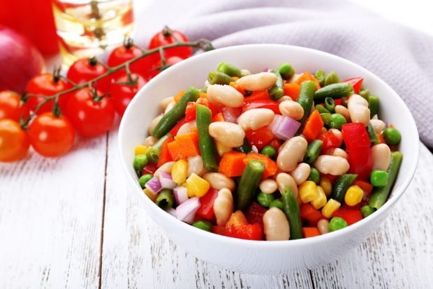 Salad with beans and green peas Salad with beans and green peas