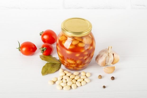 Salad with beans and tomatoes for the winter in banks Salad with beans and tomatoes for the winter in banks