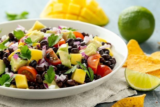 Salad with beans, avocado and mango Salad with beans, avocado and mango