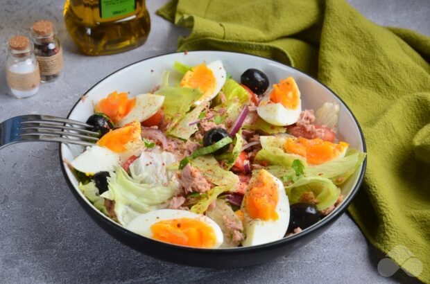 Salad with canned tuna, eggs and olives Salad with canned tuna, eggs and olives