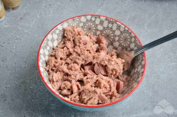 Salad with canned tuna, eggs and olives - recipe photo, step 4