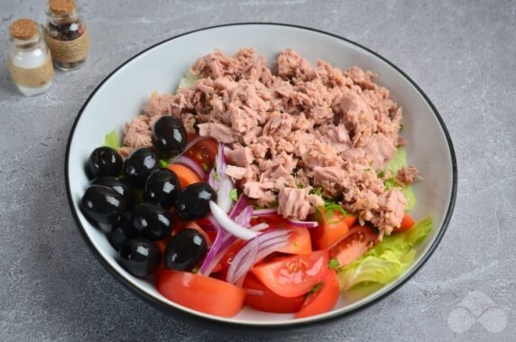 Salad with canned tuna, eggs and olives - recipe photo, step 5