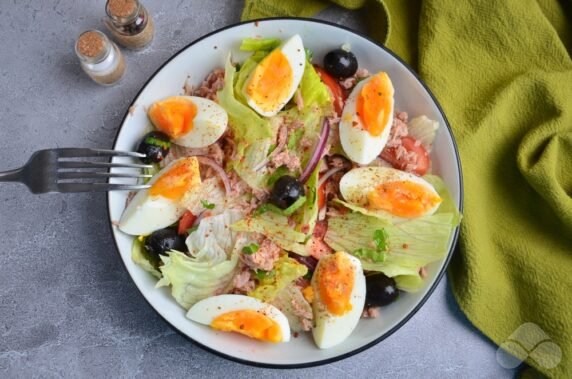 Salad with canned tuna, eggs and olives - recipe photo, step 7