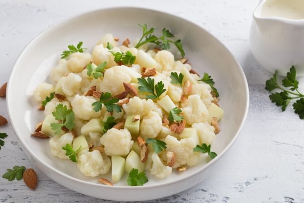 Salad with cauliflower, apples and almonds Salad with cauliflower, apples and almonds