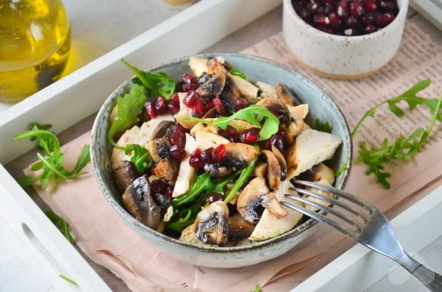 Salad with chicken fillet, arugula and grenade Salad with chicken fillet, arugula and grenade