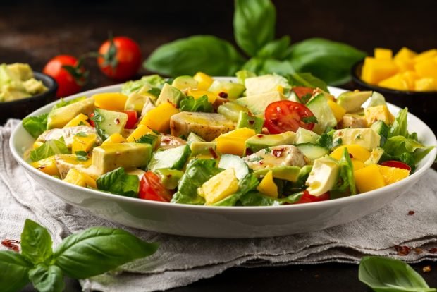 Salad with chicken, mango and avocado Salad with chicken, mango and avocado