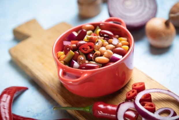 Salad with chickpeas, beans and chili Salad with chickpeas, beans and chili