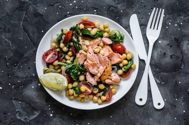 Salad with chickpeas, red fish, spinach and cherry tomatoes