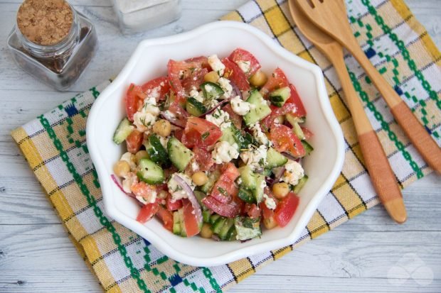 Salad with chickpeas, vegetables and feta