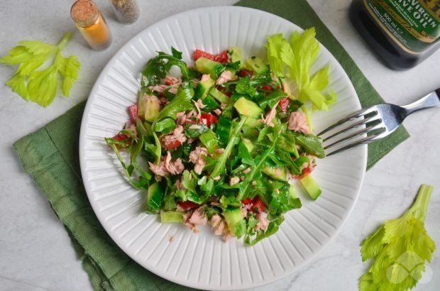 Salad with cucumber, tuna and pepper Salad with cucumber, tuna and pepper