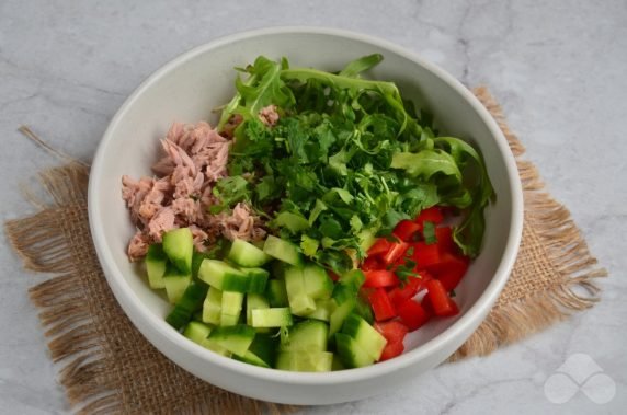 Salad with cucumber, tuna and pepper - recipe photo, step 2