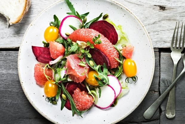 Salad with fresh beets and grapefruit