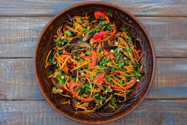 Salad with fried eggplant, sweet pepper and herbs Salad with fried eggplant, sweet pepper and herbs