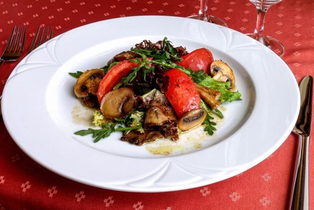 Salad with fried mushrooms and paprika Salad with fried mushrooms and paprika