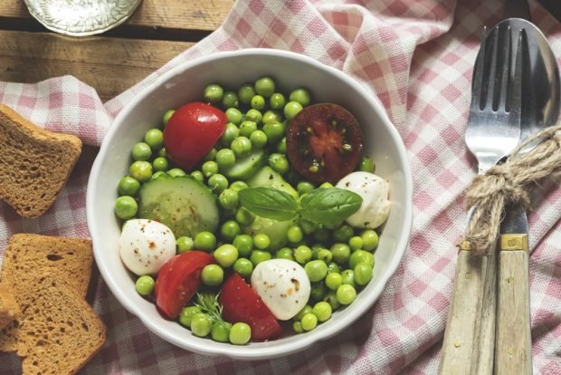 Salad with green peas and Mozarella
