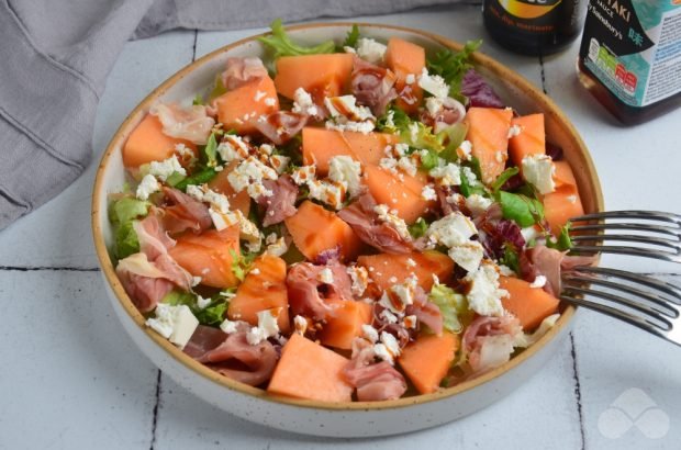 Salad with melon, pruscuto and goat cheese Salad with melon, pruscuto and goat cheese