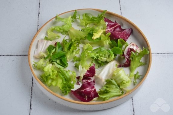 Salad with melon, pruscuto and goat cheese - recipe photo, step 1