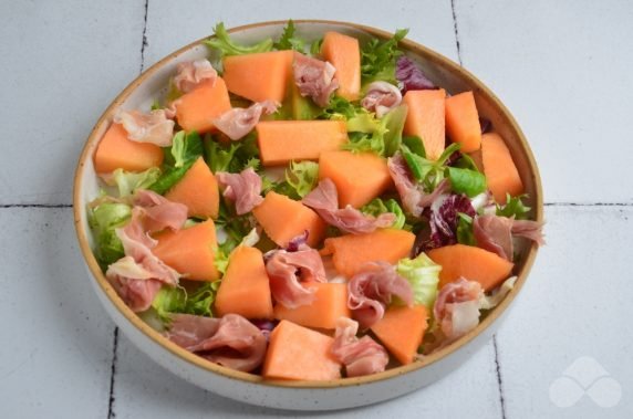Salad with melon, pruscuto and goat cheese - recipe photo, step 2