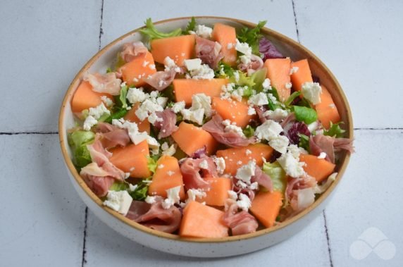 Salad with melon, pruscuto and goat cheese - recipe photo, step 3