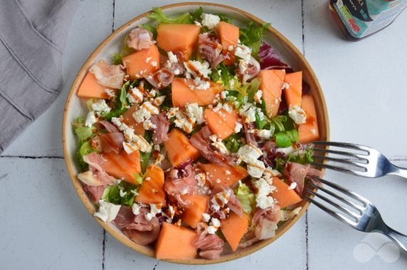 Salad with melon, pruscuto and goat cheese - recipe photo, step 4