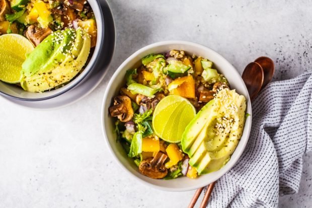 Salad with mushrooms, avocado and cinema Salad with mushrooms, avocado and cinema