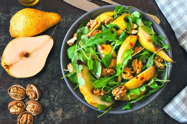 Salad with pears, arugula and nuts Salad with pears, arugula and nuts