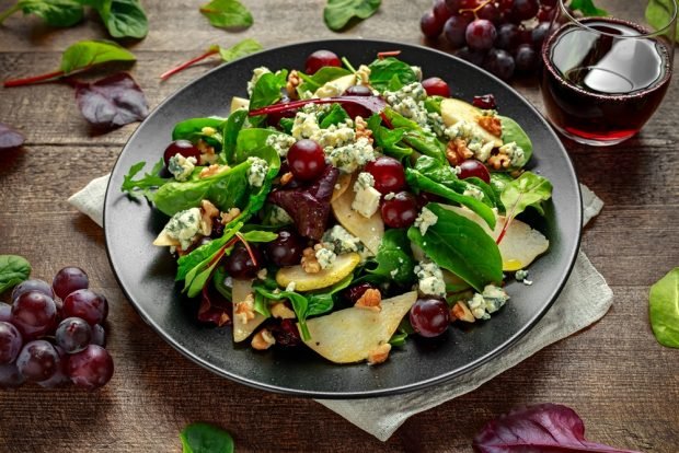 Salad with pears, grapes and Dor Blue