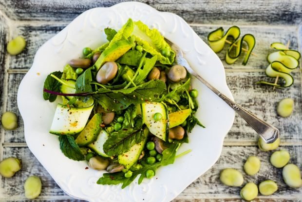 Salad with peas, green beans and tsukini