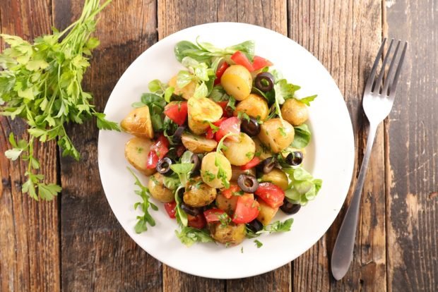 Salad with potatoes, tomatoes and olives