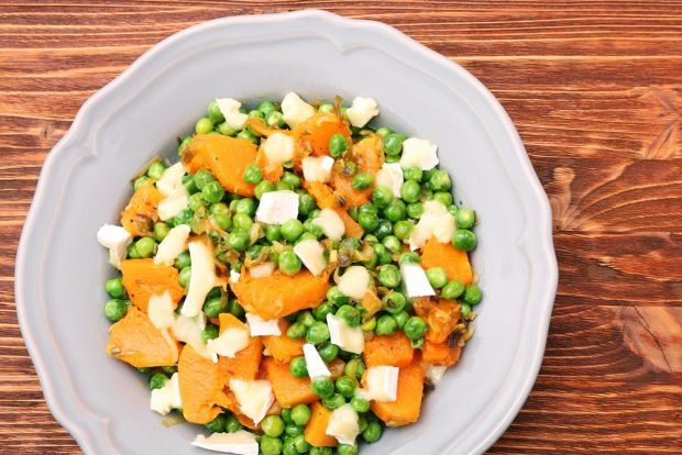 Salad with pumpkin, green peas and brig