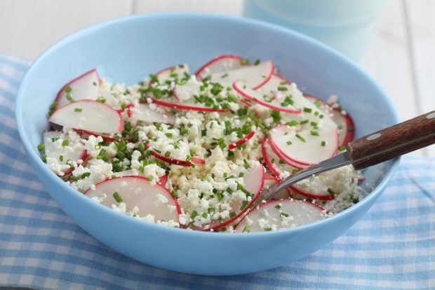 Salad with radishes and cottage cheese