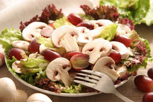 Salad with raw mushrooms and grapes Salad with raw mushrooms and grapes