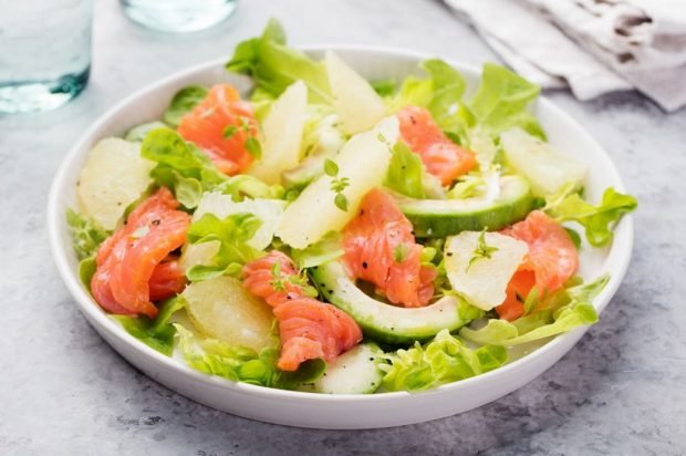 Salad with red fish, pomelo and avocado Salad with red fish, pomelo and avocado