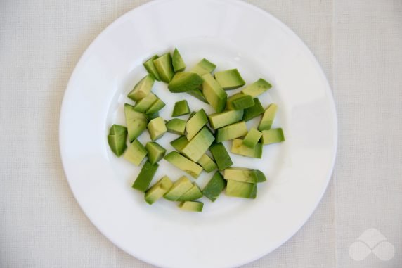 Salad with red fish, spinach and avocado - recipe photo, step 1