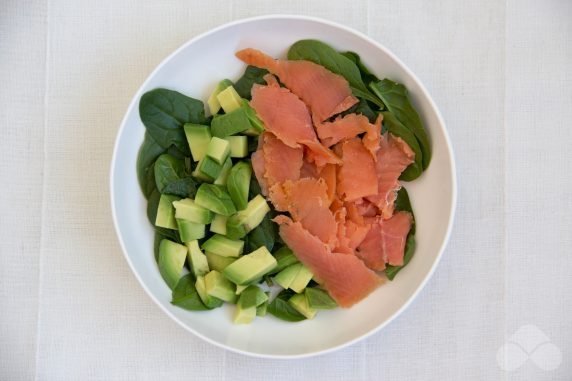 Salad with red fish, spinach and avocado - recipe photo, step 3