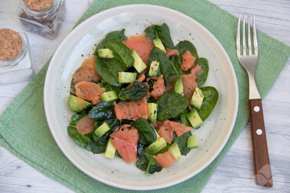 Salad with red fish, spinach and avocado - recipe photo, step 4