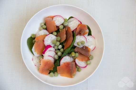 Salad with red fish, spinach, radish and green peas - recipe photo, step 2