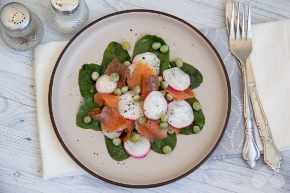 Salad with red fish, spinach, radish and green peas - recipe photo, step 3
