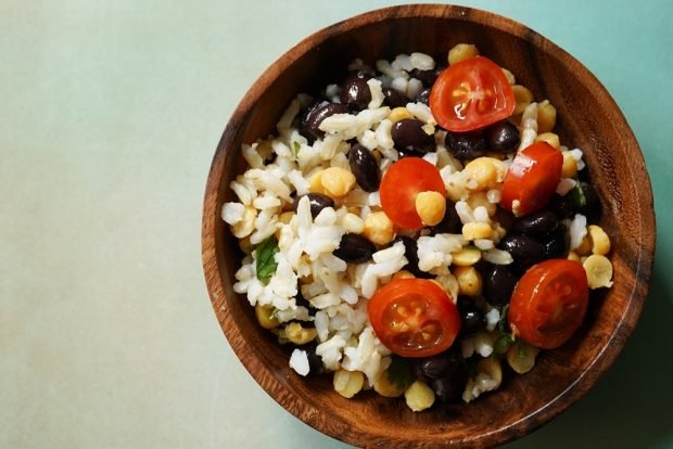 Salad with rice, beans and lentils