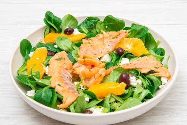 Salad with salmon and oranges