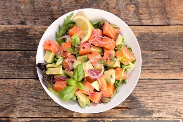 Salad with salmon, avocado and basilic