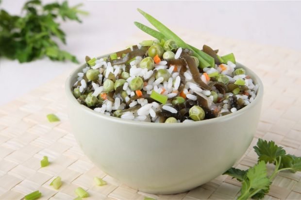 Salad with seaweed, green peas and rice