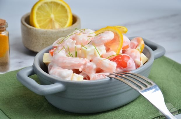Salad with shrimp, tomatoes and cheese Salad with shrimp, tomatoes and cheese
